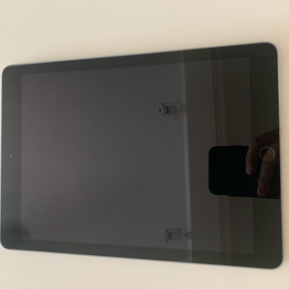 Apple iPad 6th generation, 32 gig, Wi-Fi only, Unlocked